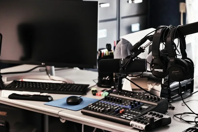 Produkcja podcastów firmowych — studio BRANDCAST