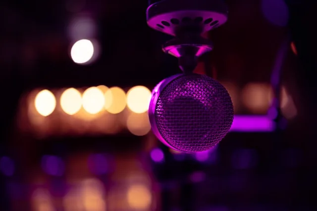 Profesjonalna produkcja spotu reklamowego w studio BRANDCAST — mikrofon pojemnościowy i konsoleta